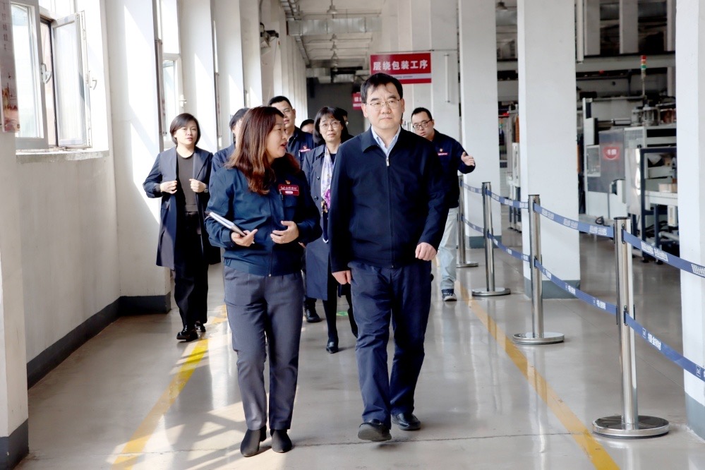 东丽区区长李春莅临bevictor伟德集团考察调研